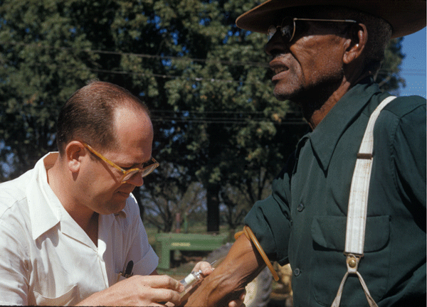 Tuskegee-syphilis-study_doctor_injects_subject_with_placebo