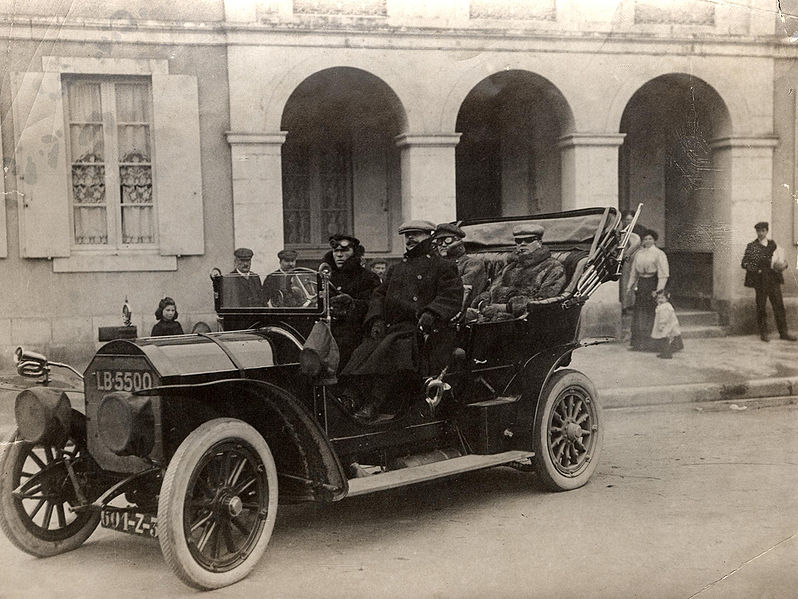 Alfred_Harmsworth,_1st_Viscount_Northcliffe_in_his_car