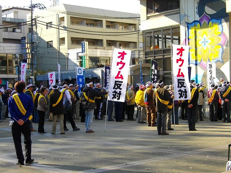 800px-Anti-Aum_Shinrikyo_protest