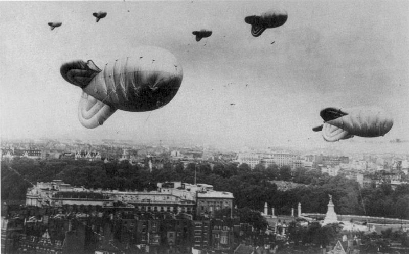 Barrage_balloons_over_London_during_World_War_II