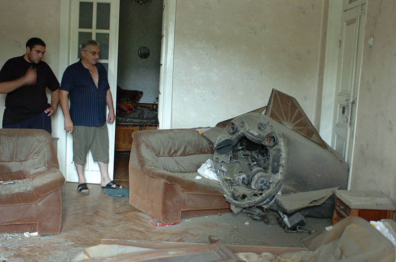 A_Russian_missile_lies_largely_intact_in_a_home_in_Gori