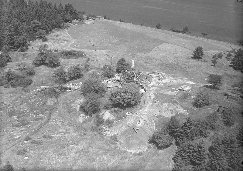 800px-Digs_and_Buildings,_photo_2,_Oak_Island,_Nova_Scotia,_Canada,_August_1931