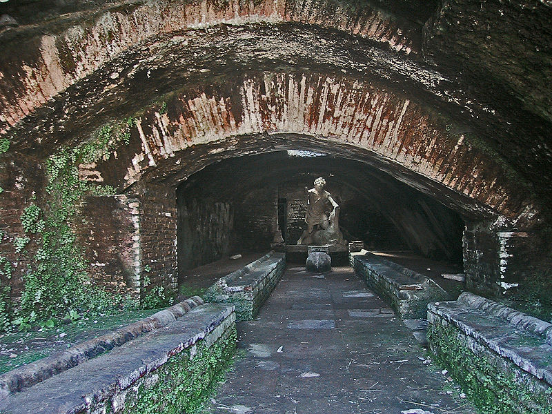 800px-Ostia_Antica_Mithraeum (1)