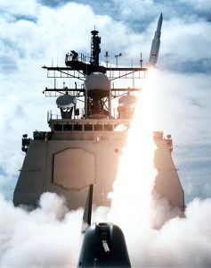 USS_Vincennes_launching_SM-2MR_in_1987