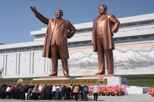800px-The_statues_of_Kim_Il_Sung_and_Kim_Jong_Il_on_Mansu_Hill_in_Pyongyang_(april_2012)
