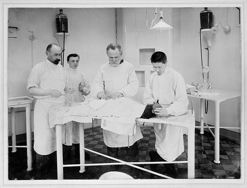 I.P._Pavlov_with_three_colleagues_operating_on_a_dog_in_the_Wellcome_L0022534