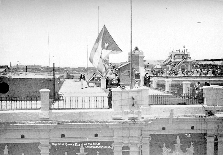 Raising_the_Cuban_flag_on_the_Governor_General's_Palace_at_noon_on_May_20,_1902