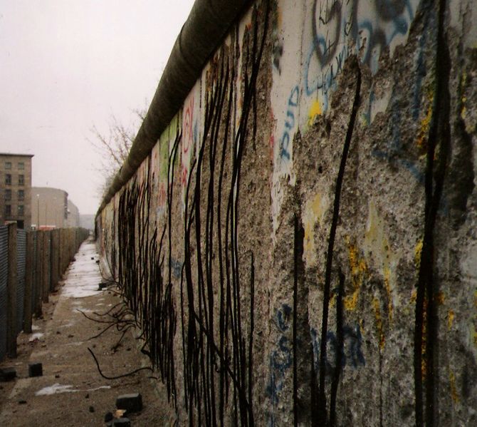 670px-berlin_wall_1990