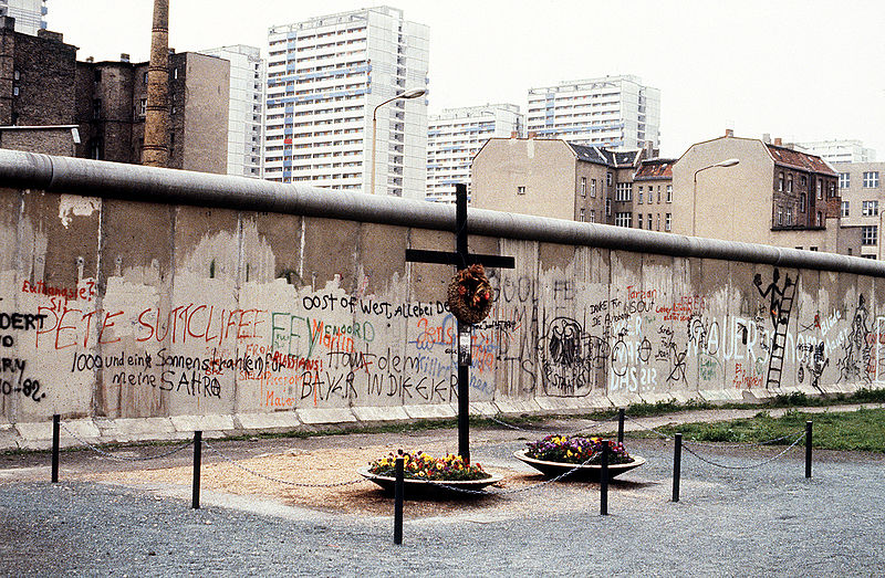 800px-peter_fechter_berlin_wall_memorial