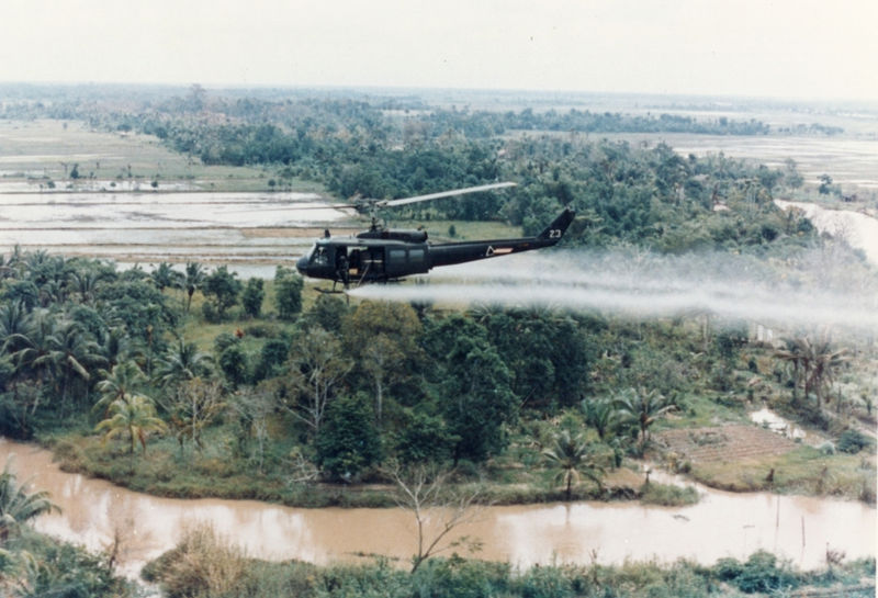 800px-us-huey-helicopter-spraying-agent-orange-in-vietnam