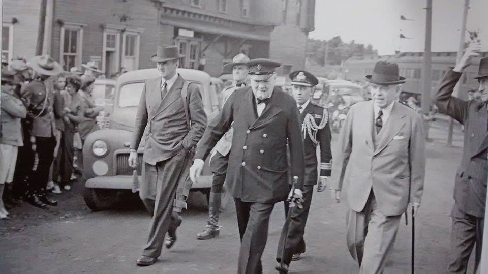 Winston_Churchill_a_la_gare_de_Charny_le_10_aout_1943