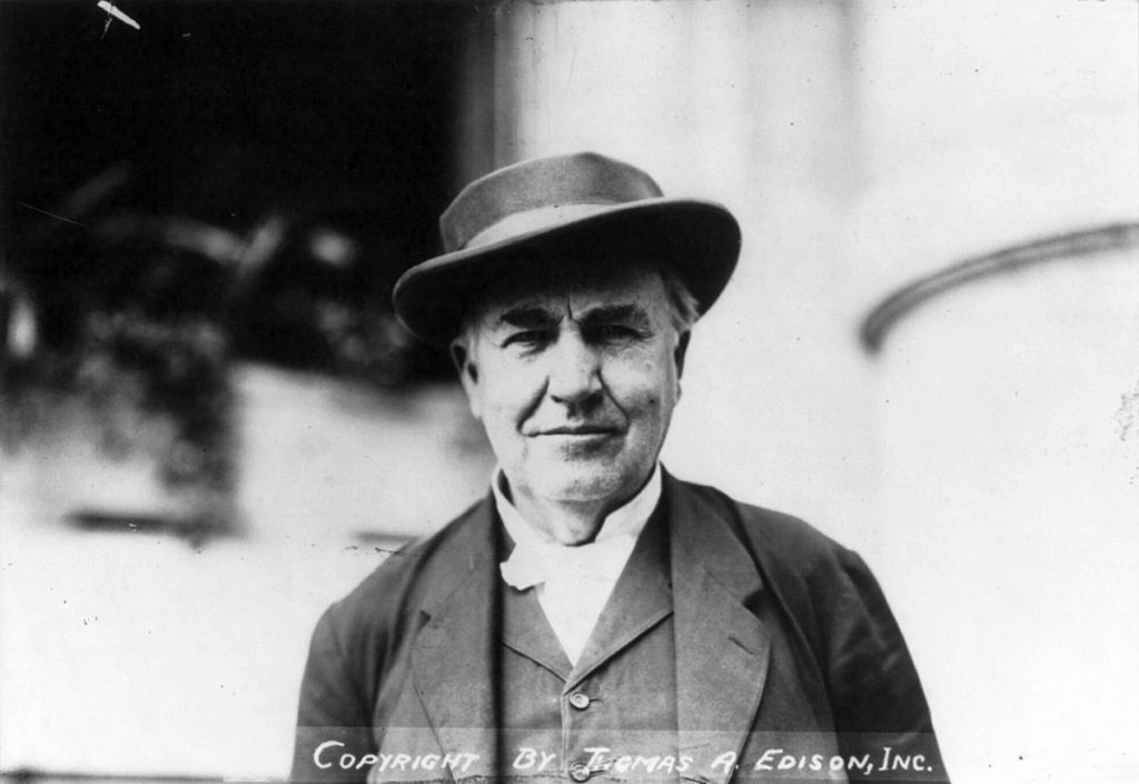 -Thomas Edison,_experimenting_in_his_laboratory