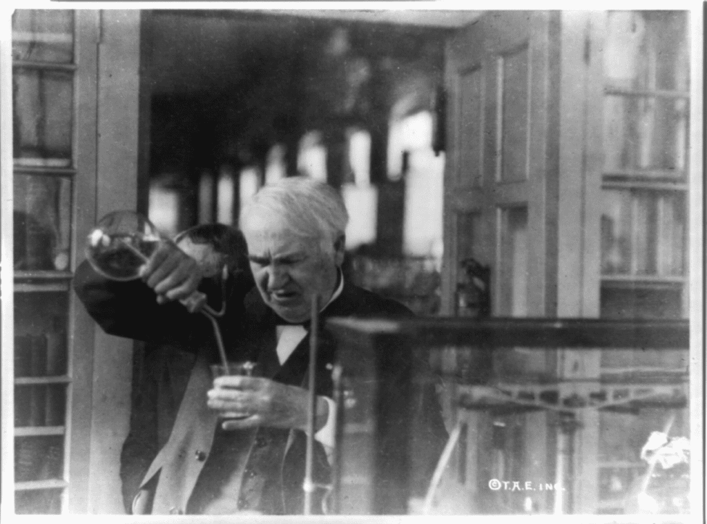 -Thomas Edison,_experimenting_in_his_laboratory