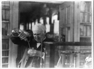 -Thomas Edison,_experimenting_in_his_laboratory