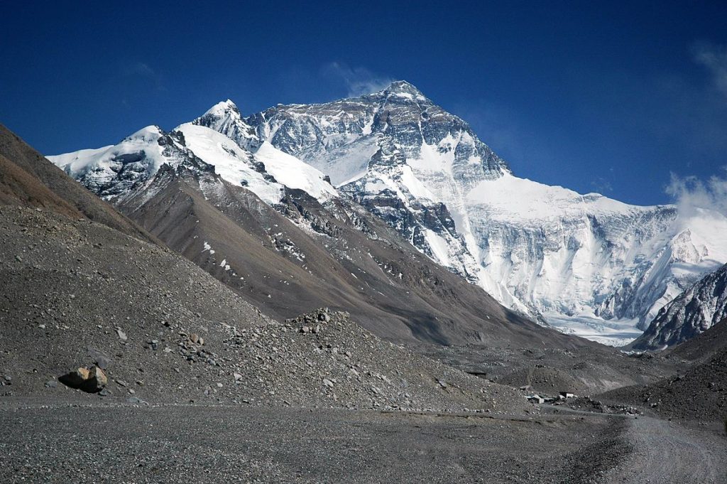 Mount_Everest_from_Rongbuk_may_2005