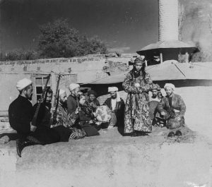 Samarkand_A_group_of_musicians_playing_for_a_bacha_dancing_boy