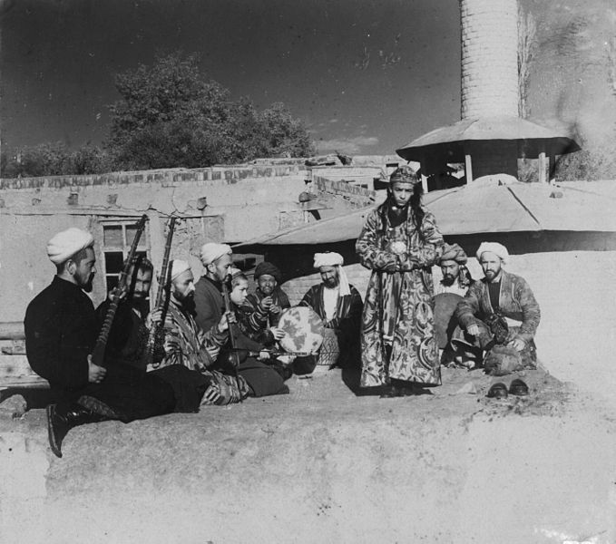 Samarkand_A_group_of_musicians_playing_for_a_bacha_dancing_boy