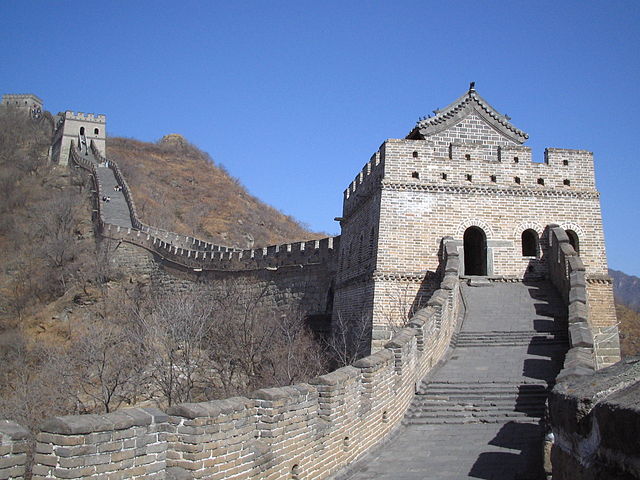 640px-Chemin_de_ronde_muraille_long