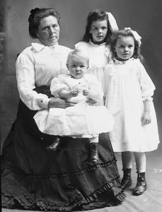 Belle_Gunness_with_children