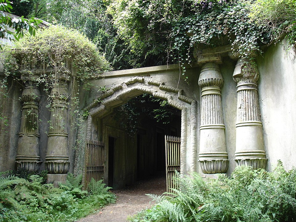 The famous Egyptian gate, favorite haunt of the Highgate Vampire
